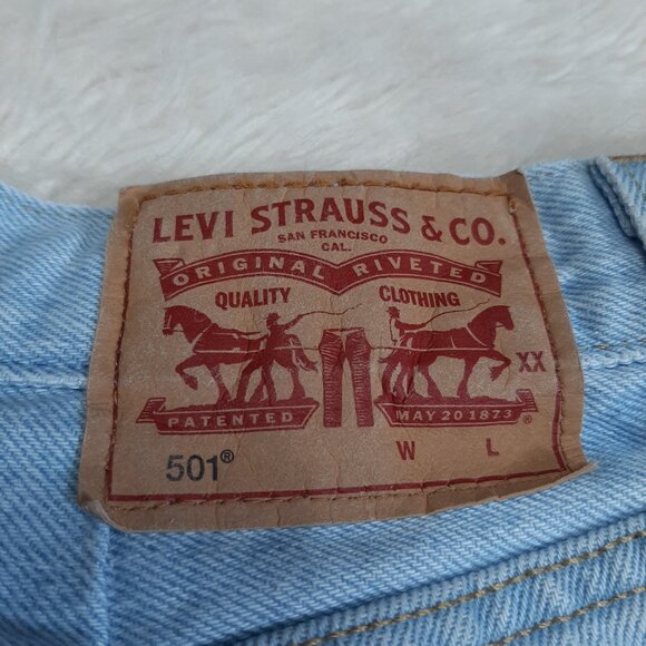 Vintage Levi's 501 Man's Blue Light Wash Fly Buttons Straight Legs Denim Jeans - Picture 9 of 11